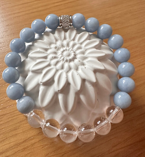 Sanfte Klarheit Armband aus Angelit und Bergkristall in hellblau und klar