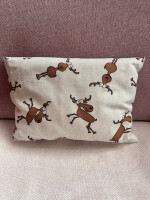 Zirbenkissen Motiv Elch auf einem Stuhl