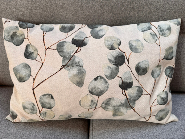 Zirbenkissen 50x30 cm mit Eukalyptus Muster als Nacken- und Entspannungskissen