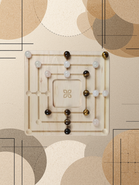 Mühlespiel aus Zirbenholz mit Tigerauge & Rosenquarz als Spielfigur