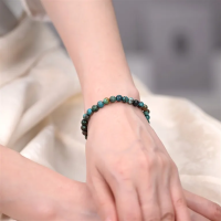 Türkis Armband echt am Handgelenk getragen – natürlicher Edelstein Schmuck