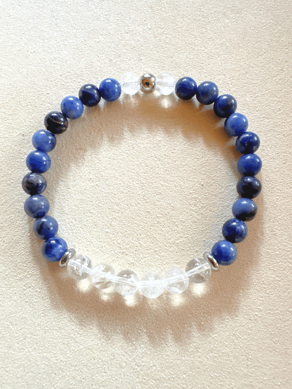 Clarity Flow Armband aus Sodalith und Bergkristall 6mm Perlen