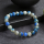 K2 Armband 8mm aus Azurit und Malachit in Gneis Edelsteinarmband auf einer Unterlage schräg darrgestellt
