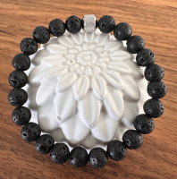 Markantes Lavastein Armband 8mm mit matt schwarzen Perlen