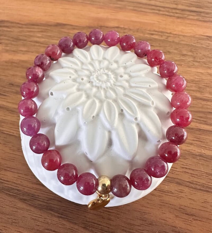 Rubin Edelsteinarmband Ruby Heart mit 7 mm Rubinperlen und goldenem Herzanhänger