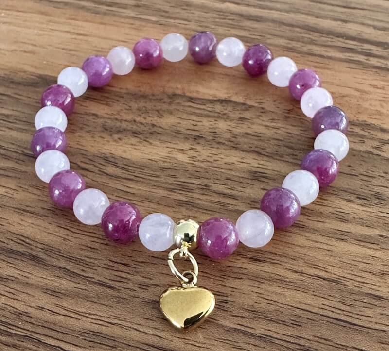 Rubinherz Edelsteinarmband aus Rubin und Rosenquarz mit goldenem Herzanhänger