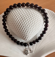 Detailaufnahme Charme Veredelung dunkelroter Granat...