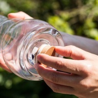 Glaskaraffe mit Zirbendeckel und Edelsteinmix 1 Liter...