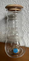Glaskaraffe mit Zirbendeckel und Edelsteinmix 1 Liter Fassungsvermögen